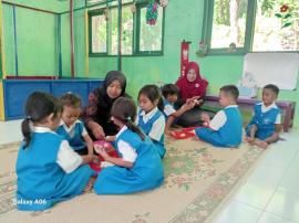 Belajar Sambil Bermain, Anak-Anak PAUD Mulia 2 Diajak Memasak Cemplon